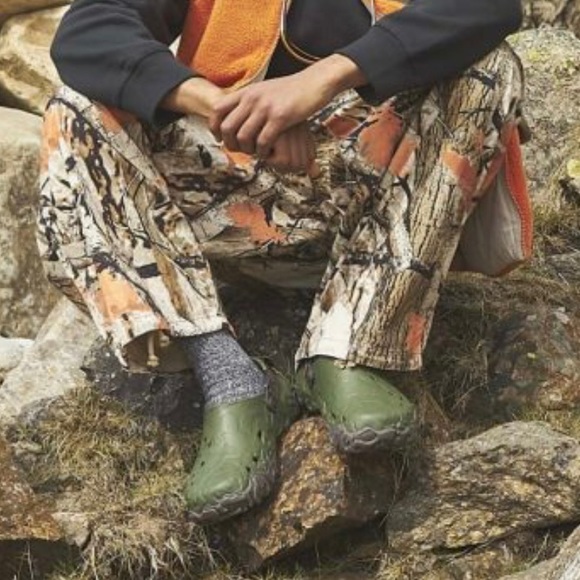 CROCS All-Terrain Atlas Clogs - Army Green / Espresso - Picture 10 of 11